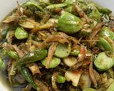 Foto langkah ke 5 dari resep Sambal Teri Pete Cabe Hijau.
