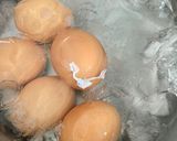 Foto langkah ke 2 dari resep Telor marinasi ramen.