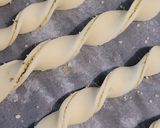 Une image de l'étape 2 de Grissini au pesto et parmesan.