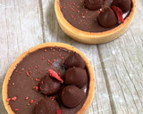 Foto del paso 5 de la receta: Tartaleta de mousse de chocolate ganache con amaretto y aromas a vainilla y naranja
