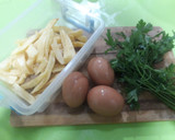 صورة لخطوة 1 من وصفة فريت اوملت بالمعدنوس 🥚🍟☘️