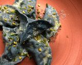 Foto del passaggio 9 della ricetta Ravioli blu con tartare di gamberi e ricotta
