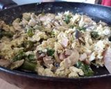 Foto del paso 2 de la receta: Huevos con espárragos, champiñones y jamón