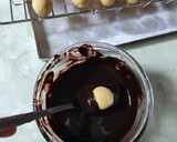 Foto langkah ke 5 dari resep Kue Rambutan / Kukis Bola Coklat.