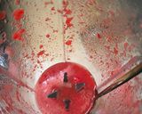 Foto langkah ke 2 dari resep Es Susu Strawberry & Red Cherry.