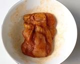 Hình bước làm 1 của món Gà sốt táo cho bé