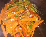 Foto del paso 2 de la receta: Salmón con verduras al wok