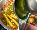 Gambar langkah 4 resipi Tom yum Seafood & Cendawan.