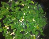 Foto del paso 1 de la receta: Salsa blanca con cebolla de verdeo para acompañar pastas