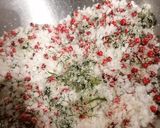 Une image de l'étape 2 de Saumon gravlax, chantilly au baies roses et aneth.