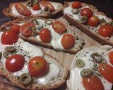 Foto del paso 2 de la receta: Bruschetas caprese 🍅🥖🧀