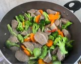 Foto langkah ke 3 dari resep Tumis Brokoli Bakso.