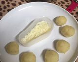 Foto langkah ke 3 dari resep Perkedel isi keju mozzarella .