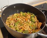 Foto del paso 5 de la receta: Pasta corta con gambas y brócoli