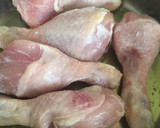 Foto del paso 1 de la receta: Muslitos de pollo con salsa curry, mango y lima 🥭💕
