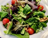 Foto del paso 2 de la receta Ensalada de brotes con rulo de cabra, miel y aguacate