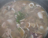 Foto del paso 6 de la receta: Dorada al horno con almejas, gambón, patatas y chipirones