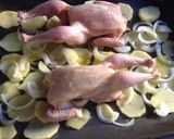 Foto del paso 4 de la receta: Picantones al horno con patatas y cebolla