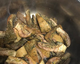 Foto del paso 1 de la receta: Huevo roto con rovellons, (níscalos) ajo, jengibreHierbas de Provenza y sal rosa