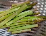 Hình bước làm 2 của món Ức gà, măng tây, cà tím nướng mù tạt