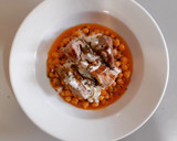 Foto del paso 5 de la receta: Garbanzos con secreto ibérico y salsa de gorgonzola picante