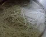 Hình bước làm 2 của món Giòn tan miến cuộn lòng gà^^