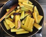 Une image de l'étape 1 de Concombres braisés à la moutarde à l ancienne avec ses aiguillettes de poulet.