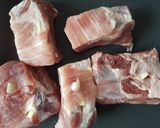 Mézes-mustáros oldalas, hagymás krumpliágyon recept fázis 1 fotója