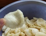 Foto langkah ke 8 dari resep 5. Kerupuk Bawang Kriuk Renyah.