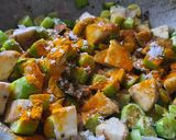 A picture of step 3 of Raw bannana and ivy gourd dry gravy.