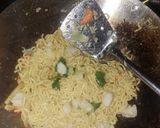 Foto langkah ke 4 dari resep Mie Goreng simpel.