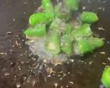 A picture of step 2 of Fried green chillies.