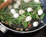 Foto langkah ke 3 dari resep Tumis Buncis Telur Puyuh.