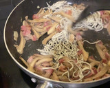 Foto del paso 3 de la receta: Revuelto de gulas, setas y panceta