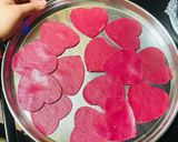 बीटरूट हार्ट शेप पूरी (Beetroot heart shape puri recipe in Hindi) रेसिपी चरण 5 फोटो