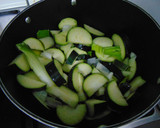 Foto del paso 1 de la receta: 🥄Crema de calabacín 🥒 con albahaca🌿
