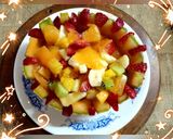 Foto del paso 7 de la receta: Ensalada de frutas en medio melón