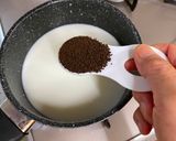 A picture of step 1 of White Chocolate Milk Tea.