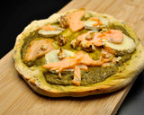 Foto del paso 6 de la receta: Pizza de salmón con salsa pesto