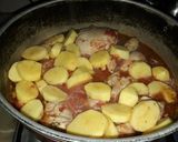 Foto del paso 3 de la receta: Pollo con salsa de tomates y papas