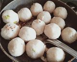 A picture of step 11 of Suji coconut balls.