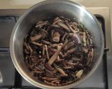Foto del passaggio 8 della ricetta Minestra di ceci neri funghi pioppini e castagne