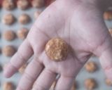 Foto langkah ke 5 dari resep Sago Palm cheese Ball - Gluten free.