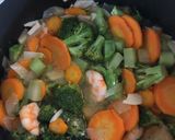Foto langkah ke 3 dari resep Tumis Brokoli wortel udang.