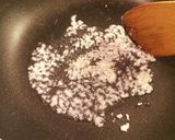 A picture of step 1 of ☆Tuna and Onion Garlic Soy Sauce Pasta☆.