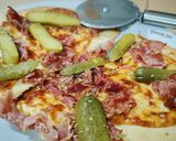 Foto del paso 5 de la receta: Pizza blanca de pastrami y pepinillos