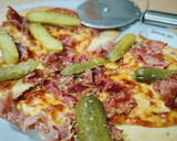 Foto del paso 5 de la receta: Pizza blanca de pastrami y pepinillos