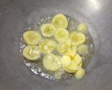 A picture of step 3 of Stuffed Italian spiced potato in spinach.