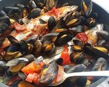 Une image de l'étape 3 de Maquereau frais avec moules,chorizo et tomates.