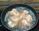 Foto langkah ke 3 dari resep Udang siram salted egg sauce.